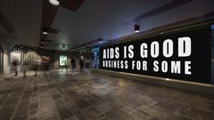 Elmgreen & Dragset, Aids is Good, Business for Some, 2011/2022. Jernbanetorget, Oslo. Foto: Tommy Strømmen