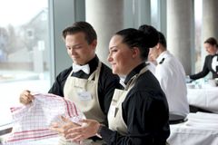 Mathias Toresen og Frida Willard Bjørkvold, servitørlærlinger ved Brasserie France i Oslo, vant sølv under Nordisk mesterskap for kokk- og servitørlærlinger i Trondheim i helgen. Foto: Ragnar Ydse