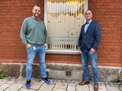 Remi Berg (til v.) og Robin Brynildsen fra boligkontoret i Sarpsborg kommune er fornøyd med oversikten Kobo gir. (Foto: Sarpsborg kommune)