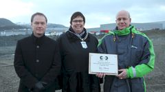 F.v.: Odd Roger Tiller fra Posten, ordfører Rita Ottervik og Leif Ivar Skjærvik fra Bring gleder seg til den enorme terminalen snart skal reise seg på tomten bak dem. FOTO: Jørn Michalsen / Posten