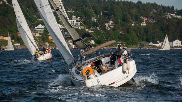 FEM KNOP: Det skal ikke så mye vind til før de aller fleste båter seiler fortere enn fem knop, og i en seilbåt kan ikke farten reguleres som i en motorbåt. FOTO: Morten Jensen (til fri, redaksjonell bruk).
