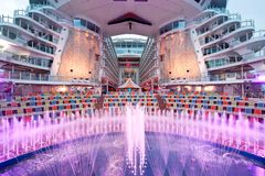 VERDENS STØRSTE: Om bord i Harmony of the Seas finner du alt du kan forvente deg av et luksusskip - og litt til!