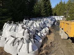 Statens vegvesen bruker såkalte big bags fylt med stein for å få grunnen til å sette seg før byggingen av gang- og sykkelvegen langs jernbanen mellom Ås og Hauger bru. (Foto: Marius Bjerke / Statens vegvesen)