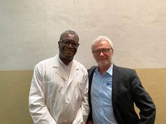 Dr. Mukwege sammen med Willy Ludvigsen, daglig leder MAF Norge