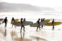 Mange drømmer om å surfe når de kommer til Australia, og nå tilbyr stadig flere grønne surfe opplevelser.