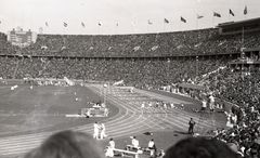 Olympiastadion i Berlin. 110 meter hekk. Familien Lind reiste til Olympianden i Berlin i 1936 (Arkivverket/Pa 0982 - Esso Norge A/S).