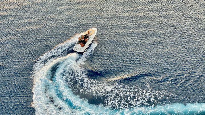 Mange kjører bare på, fordi det er mer vann enn land på sjøen. 69% av båtførerne i Frendeundersøkelsen sier de har gått på skjær. Illustrasjonsfoto: Unsplash