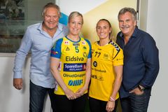 TV 2s kommentatorduo Bent Svele og Harald Bredeli sammen med to av de største profilene i den kvinnelige eliteserien - Storhamars Heidi Løke og Solas Camilla Herrem. Foto: Espen Solli, TV 2
