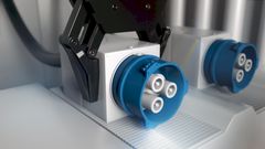 Roboten henter ladekabelen automatisk når fergen nærmer seg kai.