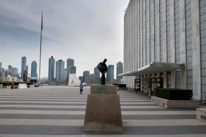 Siden 10. mars har FNs hovedkvarter vært stengt for besøkende grunnet koronaviruset. Visitors Plaza er normalt et travelt sted, nå er det helt øde. Foto:UN Photo/Mark Garten