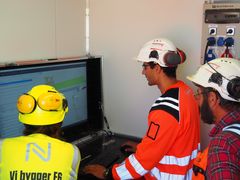 BIM-kiosk i bruk på utbyggingen av E6 Arnkvern - Moelv. (Foto: Nye Veier).