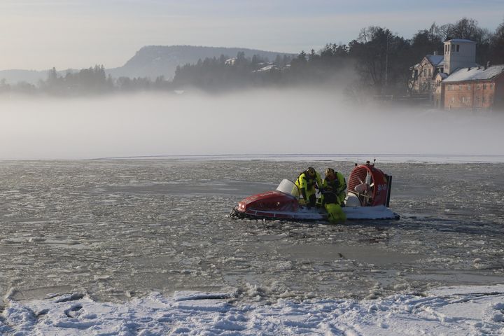 Redningsselskapet har tre luftputebåter i beredskap. Her fra en øvelse på redning etter fall gjennom is.