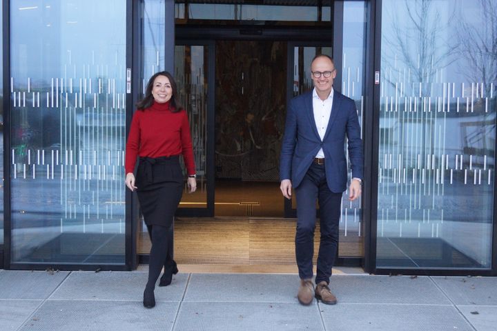 Strategidirektør Tonje Foss og Administrerende direktør Nils Kristian Nakstad i Enova har inngått en ny styringsavtale med sin eier, Klima- og miljødepartementet.