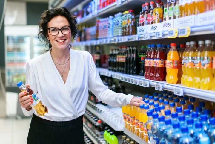 Kommunikasjonsdirektør i Ringnes, Johanna Ellefsen Rostad, er fornøyd med at 0,5-literflaskene til Ringnes nå består av 80% resirkulert plast: Foto: Kilian Munck