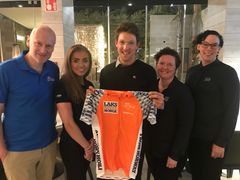 Sindre Lunke med Laksetrøya fra Arctic Race of Norway, og f.v. Roger Solheim (Arctic Race of Norway), Elise Indal Klausen (Lerøy), Alfhild Olsen (Grieg Seafood Finnmark) og Birte Haugan (Norway Royal Salmon).