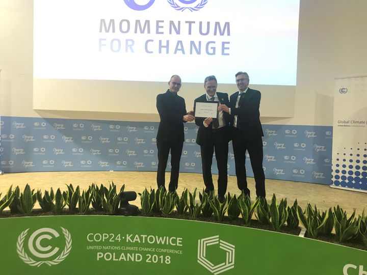 Fra venstre: Bertrand  Piccard, CEO i Solar Impulse og FN Godwill ambassadør for FN overrakte prisen under klimatoppmøtet i Katowice, Polen til Fjordkrafts Rolf Barmen og Arnstein Flaskerud.