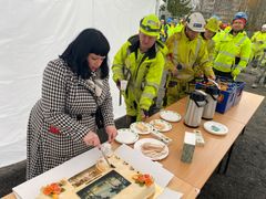 Byråd Victoria Marie Evensen tok smittevern på alvor og skar kake til alle arbeiderne som var på grunnsteinsarrangementet.