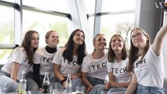 Få jenter i Skandinavia velger seg en karriere innen teknologi. Stereotypiske holdninger er blant de største barrierene, viser ny rapport fra Telenor og Plan International. Foto: Plan International