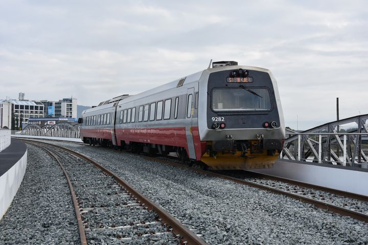 Tog på Trønderbanen ved Hell. Foto: Jernbanedirektoratet