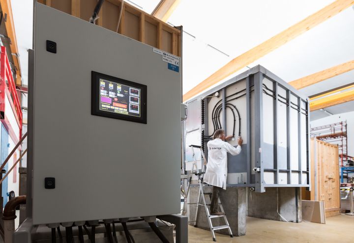 SINTEF tester og godkjenner våtromsmoduler. Foto: Werner Juvik