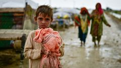 En flomrammet gutt og familien må flykte fra et tilholdssted til et annet på grunn av mosunregn og flom som la halvparten av Pakistan under vann i år. Foto: @UNICEF/UN06910981/Sami Maliz