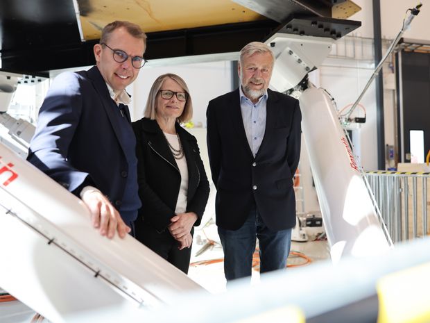 Konsernsjef Steffen Syvertsen i Å Energi t.v., Sunniva Whittaker, rektor ved Universitet i Agder, og Bjarne Skeie i Skeiegruppen.