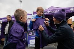 Tidligere verdensmester, Thor Hushovd, skrev mange autografer da han deltok på Bufetats familiefest i Kirkenes under Arctic Race of Norway.