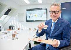 Fiskeri- og sjømatminister, Odd Emil Ingebrigtsen var onsdag 1.9 på besøk hos Nofima for å prøvesmake proteinpulver laget på makrell og laks. Foto/cc: Jon-Are Berg-Jacobsen/Nonfima
