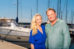Katarina Flatland og Fredrik Græsvik er programledere i uke 30. Foto: God sommer Norge, programledere og reportere. Foto: TV 2/Anton Soggiu.