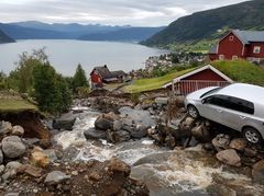 Kraftig regnskyll førte til flom i Utvik i juli 2017. Brulandselva tok nytt løp og ga store ødeleggelser i bygda.
Foto: Øystein Nøtsund, NVE.