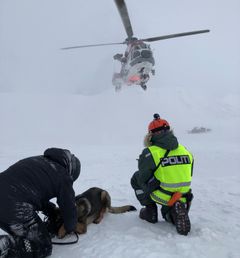 SAMTRENING MED FORSVARET: Her øver hund og politi på å hentes med helikopter for å dra på oppdrag.
