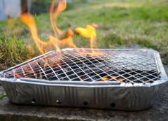 Brannvernforeningen anbefaler å droppe engangsgrillen i sommer. Foto: Shutterstock
