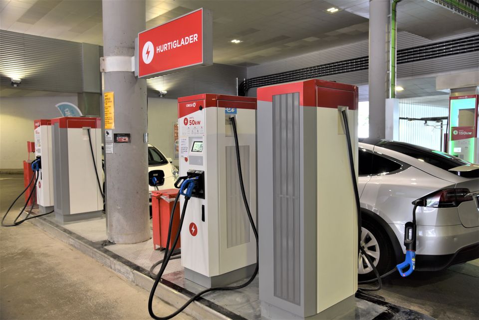 Circle K har byttet ut bensinpumper med elbilladere fra ABB på Alexander Kiellands plass.