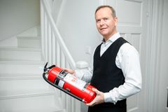 Det er viktig å sjekke at brannslokkeren virker som den skal, sier Rolf Søtorp i Brannvernforeningen. Foto: Brannvernforeningen