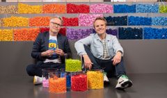 Programleder Erik Solbakken og brikkemester Erik Legernes fra «LEGO Masters». Foto: Espen Solli/TV 2