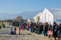 Gevgelija, Republic of Macedonia - December 23, 2015: Refugees waiting to register in the refugee camp of Vinojug in Gevgelija (Macedonia) after having crossed the border with Greece at Eidomeni. Foto: iStock/BalkansCat