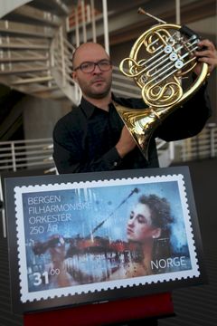 Bergen Filharmoniske orkester har 101 musikere fra mer enn 20 nasjoner. Danilo Kadovic spiller horn i orkesteret.