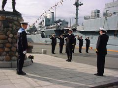 Mannskap fra den norske marinen hedrer falne kollegaer på veterandagen 8. mai og nasjonaldagen 17. mai