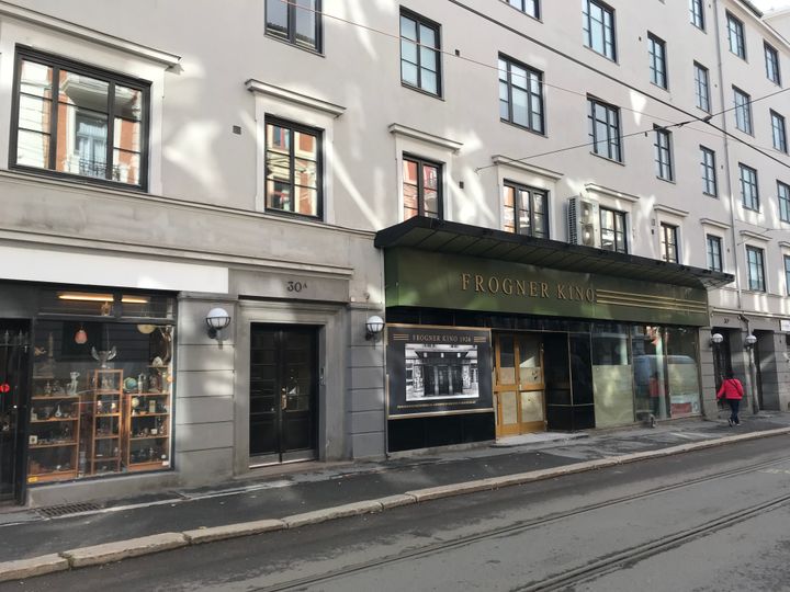 Frogner kino ble bygget i 1923, og åpnet i 1926 som Oslos første kommunale kino. Kinoen er en del av en større bolig- og forretningsgård, tegnet av arkitekt Kristen Rivertz med interiører av arkitekt Lars Backer. Backer var en toneangivende arkitekt i sin samtid, og er blant annet kjent for Ekeberg-restauranten. Frogner kino er et viktig kulturminne i Oslo, og Kulturminnefondet støtter tilbakeføring av fasade og loggia med 500.000 kroner, blant annet med grunnlag i at kinoen skal gjenåpnes som en arena for kulturformidling for allmennheten, noe som er svært positivt. (Foto: Privat/Fra søknad)