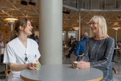 Forskere Åsne Lirhus Svatun og Maja-Lisa Løchen er opptatt av at kaffe også gir mye glede, og at de slett ikke fraråder oss å drikke kaffe. Foto: UiT/Christian Halvorsen