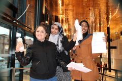 Vinnerne av Kubens gründercamp får dra til Trondheim og presentere sin løsning for framtidens barnehage. Gruppen besto av Sedef Bayaeidi, Ruwayda Siyad Nuy og Hamda Yunus. Lydia Maria Frimpong Moen og Martine Fjellbu Walmestad var ikke til stede da bildet ble tatt.