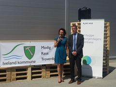 Ordfører Gro-Anita Mykjåland i Iveland kommune stod for den offisielle åpningen sammen med fabrikksjef John Helge Austgulen hos VOSS Water. 100 millioner flasker vann ble produsert i 2016. Foto: Kjell Maudal, Bane NOR