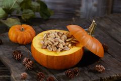 Ta vare på maten i Halloween-gresskaret.
