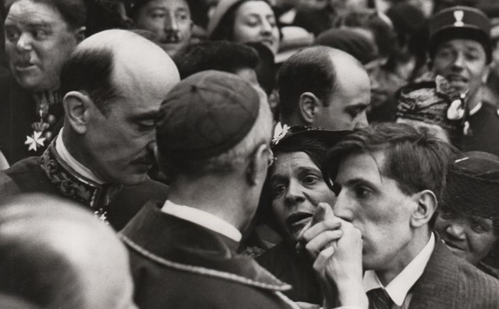 HENRI CARTIER-BRESSON , The Visit of Cardinale Pacelli a Montmartre, Paris, 1938, Møllersamlingen © Magnum Photos.