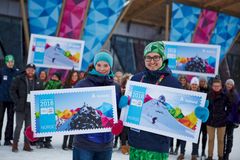 Live Andrea Sulheim og Magne Vikøren fra Ungdoms-OL viser fram frimerkene som er i salg fra mandag 11. januar. Foto: Cathrine Dokken