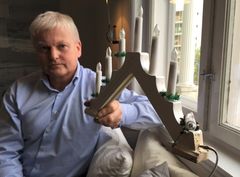 Da adventsstaken begynte å brenne tok det fyr i gardinene og hele boligen ble nedsotet, sier brannekspert i Frende, Odd Magne Skjerping. Foto: Frende Forsikring