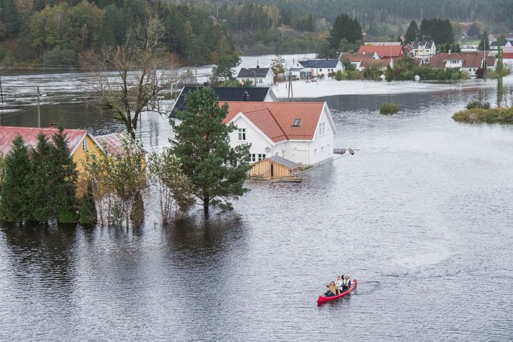 Regn og uvær på Sørlandet. Topdalselva har gått over sine bredder og vannet står høyt ved Drangsholt mellom Kristiansand og Birkeland.Foto: Tor Erik Schrøder / NTB scanpix