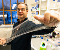 Gustav Vaaje-Kolstad er professor ved NMBU og prosjektleder for det nye samarbeidet om plastinnovasjon. Foto: Eivind Norum / NMBU
