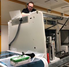 Eksperter fra Roche Diagnostics Norge monterer én av maskinene som skal teste for det nye koronaviruset i Norge. Foto: Roche