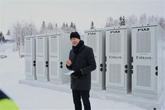 Olje- og energiminister Terje Aasland foran Norges første nettbatteritjeneste.